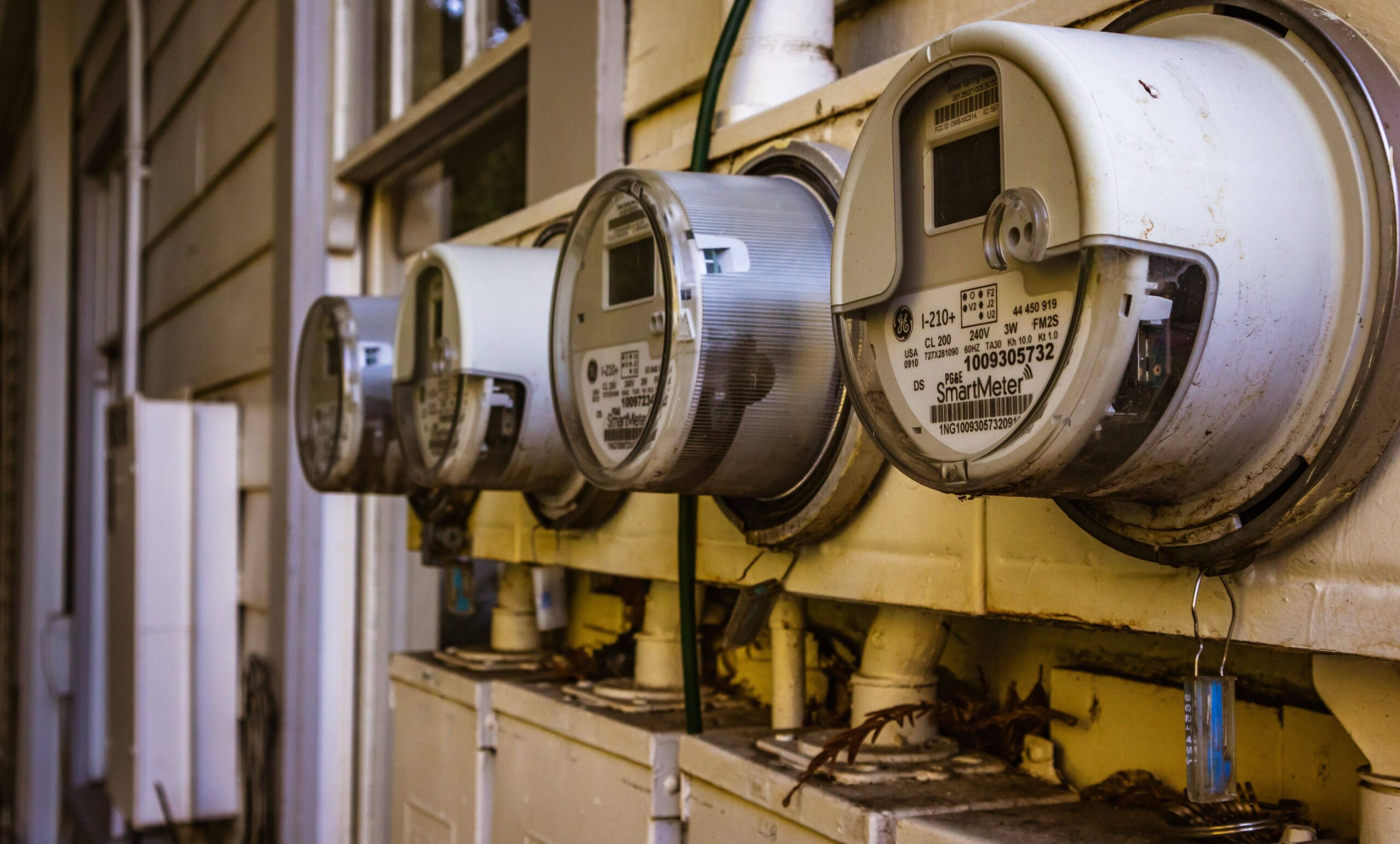 Digitaler Stromzähler (Smart Meter) - Symbolbild für Cybersicherheit und NIS2 bei kommunalen Stadtwerken